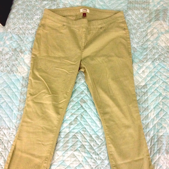 FREE W/ $10+ Purchase: l.e.i. Khaki Capris - Picture 1 of 2